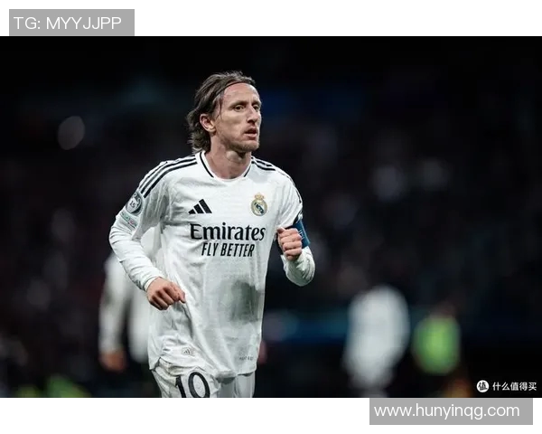 足球传奇人物背后的故事与成就解析：从球场英雄到历史传奇的崛起之路